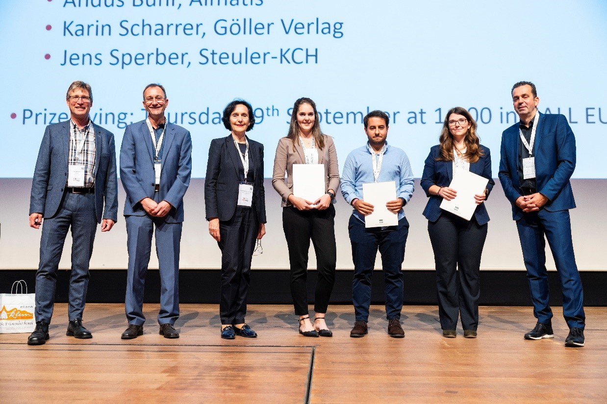 Jury & Gewinner des Wettbewerbs (v.l.n.r.): Dr. A. Buhr (Almatis Gmbh), J. Sperber (Steuler-KCH GmbH), K. Scharrer (Göller-Verlag), J. Doll (Uni Koblenz), H. Trigueros Fernandez (Befesa Aluminium), S. Zimmer (HS Koblenz), U. Frohneberg (Steuler-KCH GmbH).
