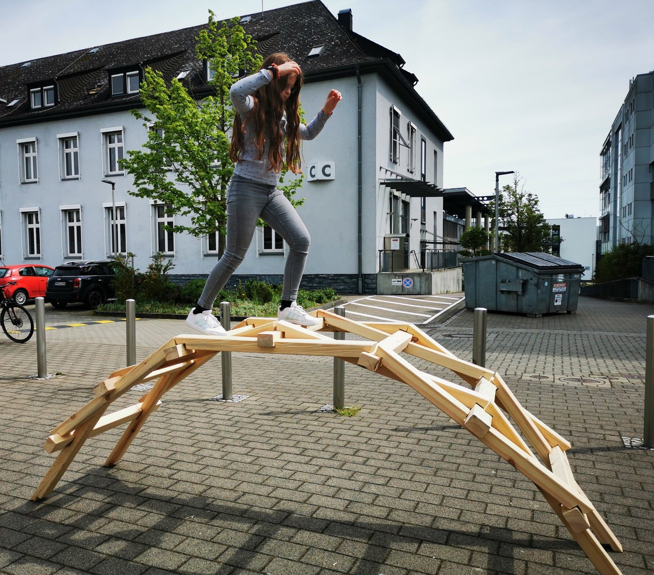 Eine Teilnehmerin des Zukunftstags überquert ihre selbst gebaute Leonardo-Brücke. Bild: Universität Koblenz / Stephanie Justrie