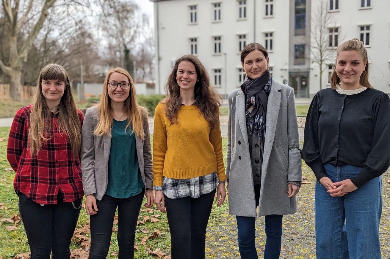 Die Mitglieder der Doktorandenvertretung (v. l. n. r.): Lea Hahn, Yvonne Werle, Aline Sohny-Knops, Maria Mothes und Cathrin Vogel. Bild: Universität Koblenz