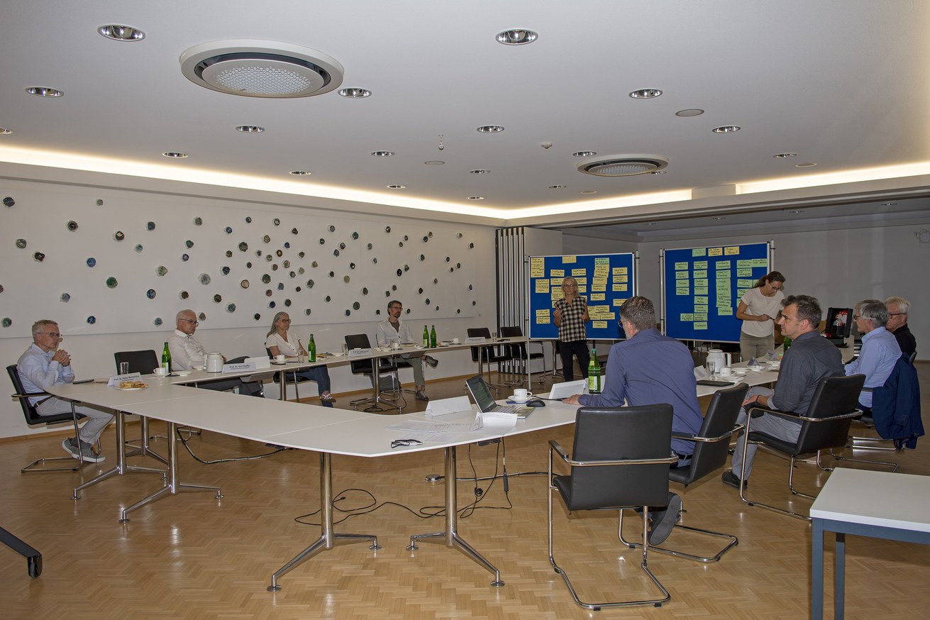 VertreterInnen der vier kooperierenden Hochschulen erarbeiteten im Workshop Leitbilder, Ziele und Themen ihrer Zusammenarbeit zur BUGA 2029, vor Ort an der Hochschule Koblenz oder per Videokonferenz zugeschaltet. Bild: Hochschule Koblenz