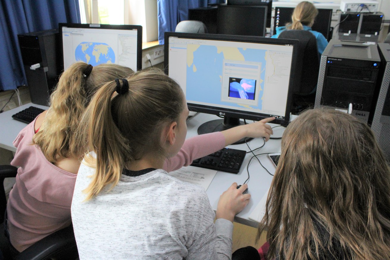 Schülerinnen modellieren am PC in einem Labor der Universität Koblenz eine dreidimensionale Karte der Erdoberfläche. Bild: Universität Koblenz / Stephanie Justrie