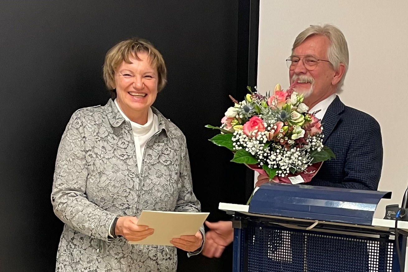 Prof. Dr. Karin Gruber hat die Auszeichnung von Dr. med. Karlheinz Kurfeß, dem Vorsitzenden der Bezirksärztekammer Koblenz, erhalten. Bild: Bezirksärztekammer Koblenz