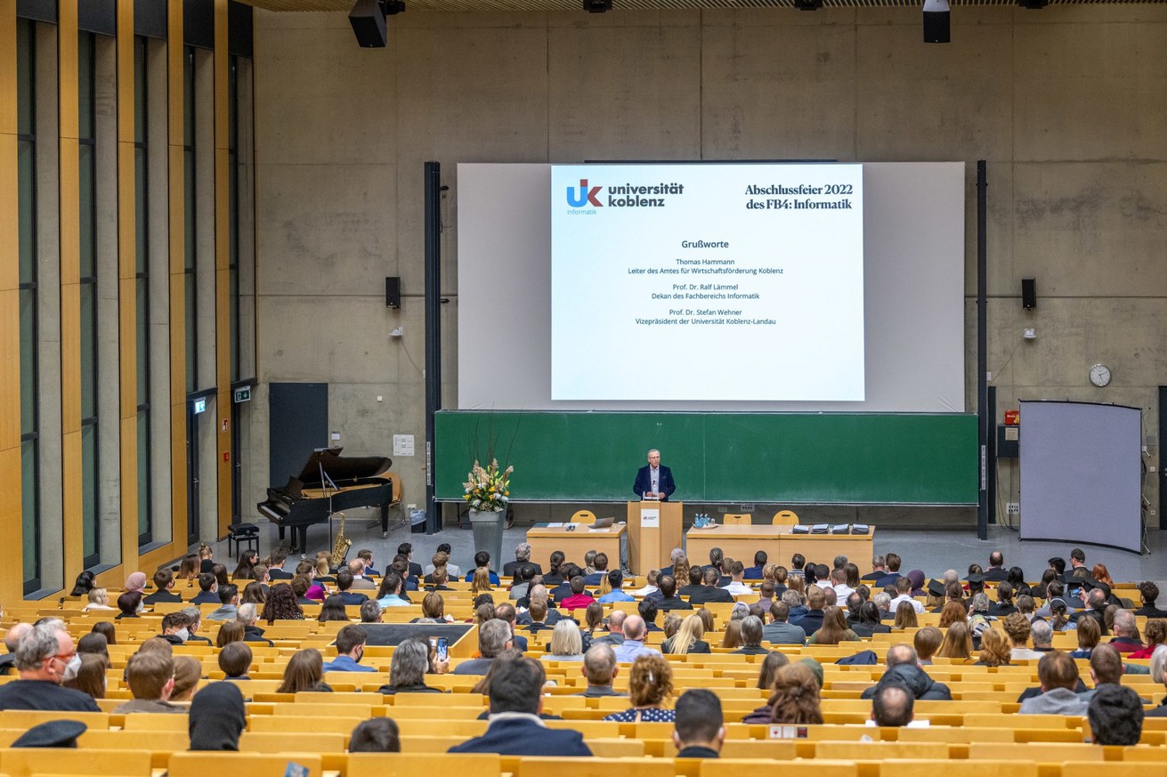 Auch Thomas Hamann beglückwünschte die Absolventinnen und Absolventen des Fachbereichs Informatik im Rahmen der Abschlussfeier im Audimax der Universität in Koblenz. Bild: Universität Koblenz-Landau