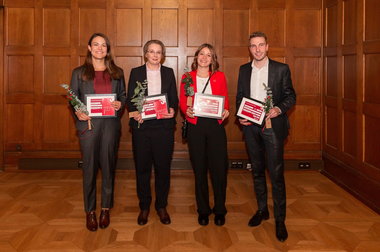 Die Preisträger*innen: Dr. Linda Schürmann, Dr. Christin Seidenberg, Dr. Tamara Rischen und Dr. Konstantin Prinz (v.l.n.r.). Bild: Teresa Schardt