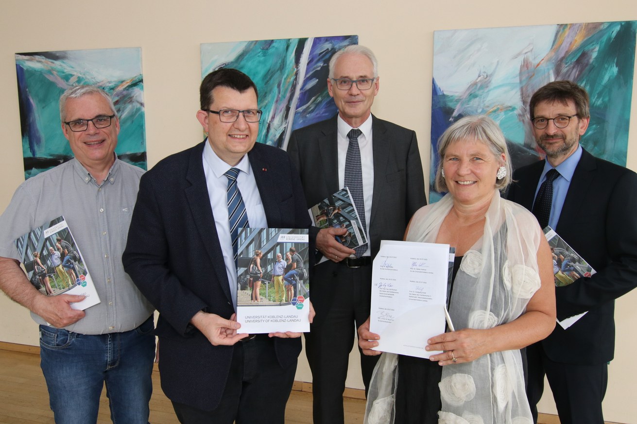 Der Vertrag ist von den Partnern (von links) Prof. Dr. Wolfgang Imhof und Prof. Dr. Stefan Wehner, UKL, Prof. Dr. Karl Stoffel, HS Koblenz, Dr. Birgit Esser, BfG, und Prof. Dr. Jürgen Quarg-Vonscheidt, HS Koblenz, unterzeichnet. Bild: UKL/Olaf Schepers