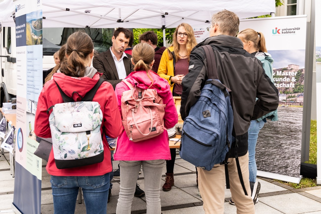 Reges Interesse herrschte auch am Stand der Studienberatung, an welchem die Bundesanstalt für Gewässerkunde, die Universität Koblenz und die Hochschule Koblenz zu den gemeinsamen Studiengängen Bachelor und Master of Science Gewässerkunde und Wasserwirtschaft informierten. Quelle: BfG, Michael Hils