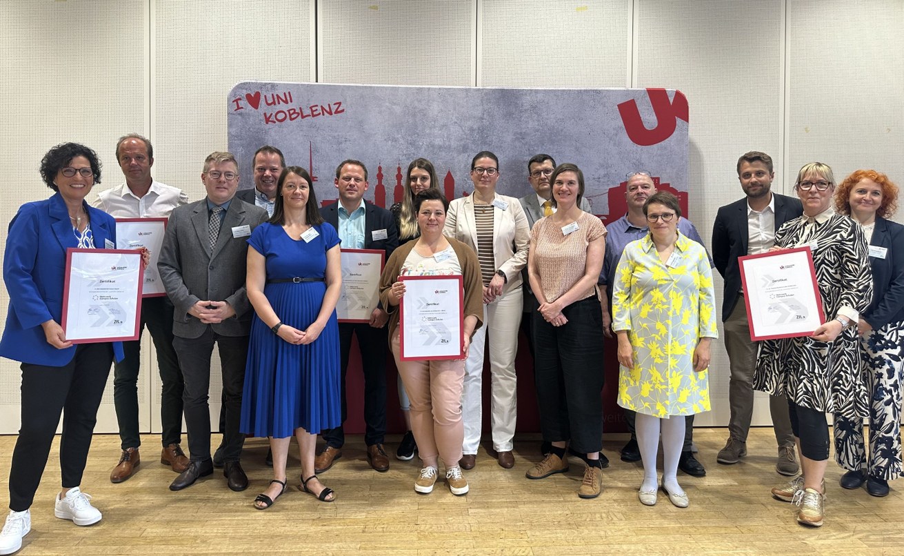 Die Universität Koblenz hieß fünf weitere Schulen im Netzwerk Campus-Schulen willkommen. Vertreter*innen der Berufsbildenden Schule „Carl Burger“ Mayen, des Mittelrhein-Gymnasiums Mülheim-Kärlich, des Koblenzer Gymnasiums auf dem Asterstein, der Grundschule auf dem Königgstuhl Rhens und der St. Thomas-Realschule plus Andernach freuten sich über die feierliche Übergabe der Urkunden durch das Zentrum für Lehrerbildung. Bild: Felix Schlief/Universität Koblenz