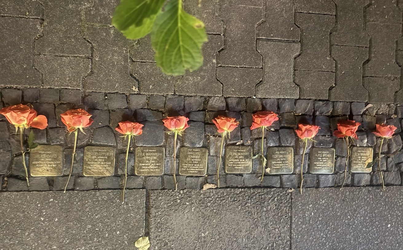 Stolpersteine in Berlin erinnern an Menschen, die zwischen 1933 und 1945 von den Nationalsozialisten verfolgt wurden. Bild: Universität Koblenz