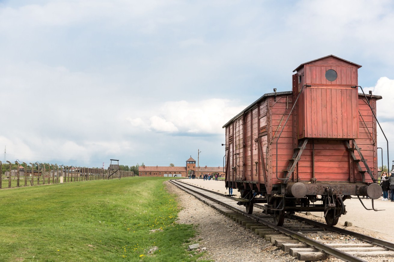 Lagerkommandant Rudolf Höß und seine Ehefrau  Hedwig Höß lebten mit ihrer Familie direkt neben dem Konzentrationslager Auschwitz. Bild: Colourbox