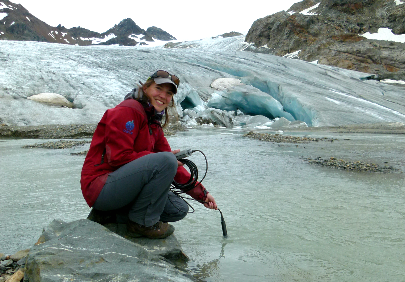 PD Dr. Julia Kleinteich, hier beim Messen vor dem Silvretta-Gletscher in der Schweiz, wird künftig an der Universität Koblenz lehren. Bild: Charlotte Wenner