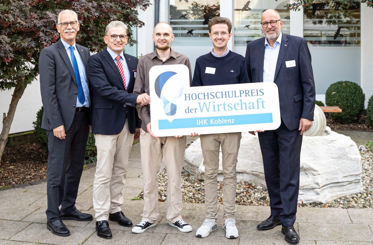 Verleihung des IHK-Hochschulpreises der Wirtschaft 2023 an Bjarne Schröder (2. v. r.), der an der Universität Koblenz Wirtschaftsinformatik studiert. V.l.n.r.: Arne Rössel, Hauptgeschäftsführer IHK Koblenz, Prof. Dr. Andreas Mauthe, Leiter der Forschungsgruppe IT- und Datensicherheit an der Universität Koblenz, Dr. Andreas Kasten, Mitarbeiter der Debeka, Preisträger Bjarne Schröder und Thomas Brahm, Vorstandsvorsitzender der Debeka. Bild: IHK Koblenz / Isa Hoffmann