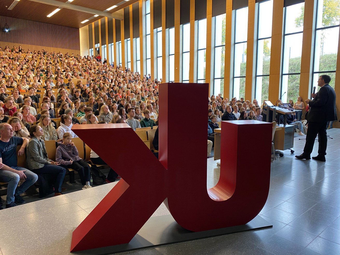 Erfolgreicher Start ins Wintersemester 2023/24: Prof. Dr. Stefan Wehner bei der Begrüßungsveranstaltung für alle Erstsemesterstudierende. Bild: Universität Koblenz / Christoph Asche