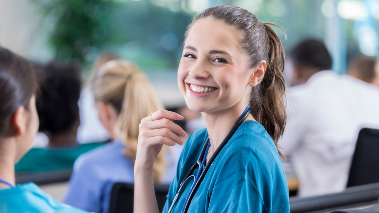 Pflegestudierende erhalten an der Universität Koblenz eine umfassende Ausbildung, die sowohl pädagogische Kompetenzen als auch ein breites, wissenschaftsfundiertes Verständnis für die professionelle Pflege umfasst. Bild: Canva