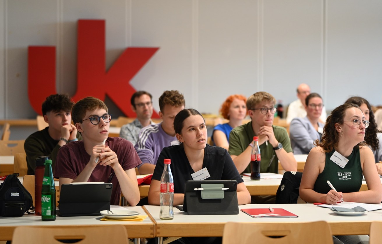 Beteiligte Schülerinnen und Schüler des einwöchigen MINT-EC-Camps an der Universität Koblenz, das unter dem Motto „Die Ahrflut – Gewässerökologie einer Katastrophe“ stand. Bild: Universität Koblenz/Judith Böseke