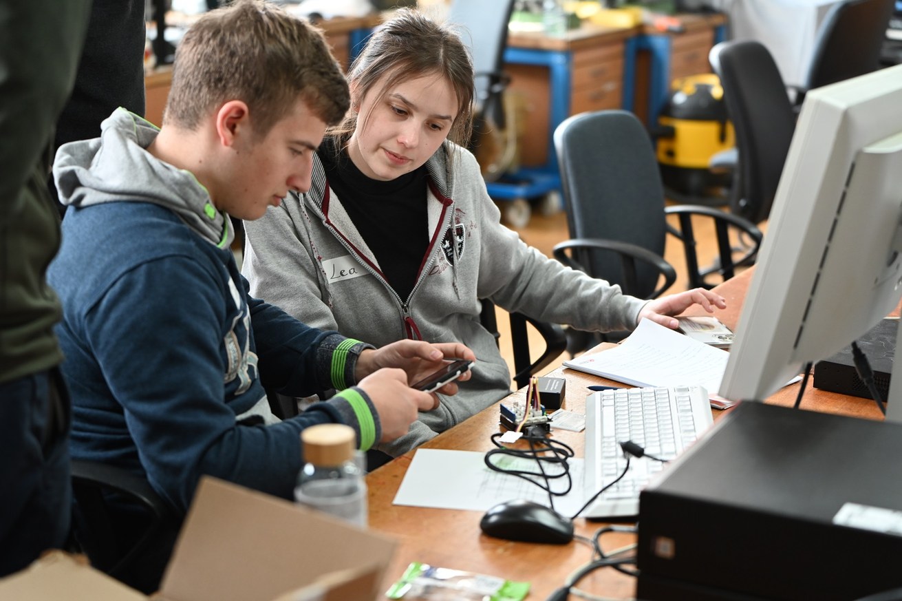 Schülerinnen und Schüler aus Koblenz und Kirchberg nahmen am ersten MINT-Hackathon an der Universität Koblenz teil. Bild: Universität Koblenz/Felix Schlief