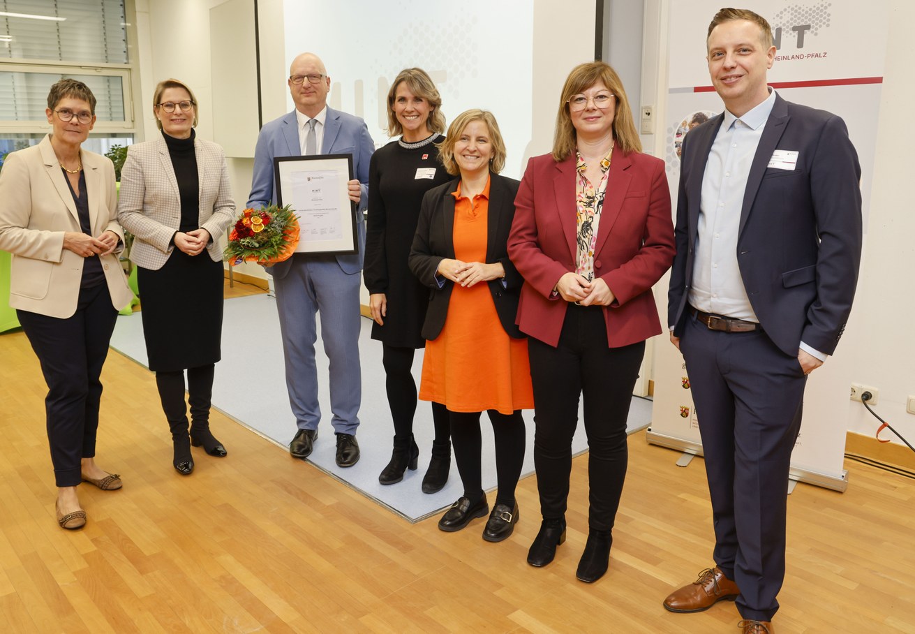 V. l. n. r.:  Petra Dick-Walther, Staatssekretärin für Wirtschaft, Verkehr, Landwirtschaft und Weinbau, Dr. Stefanie Hubig, Ministerin für Bildung, Prof. Dr. Wolf-Andreas Liebert und Stephanie Justrie, Universität Koblenz, Katrin Eder, Ministerin für Klimaschutz, Umwelt, Energie und Mobilität, Nicole Steingaß, Staatssekretärin für Wissenschaft und Gesundheit, Tim Thielen, Leiter der MINT-Geschäftsstelle. Bild: MINT-Geschäftsstelle / Stefan F. Sämmer