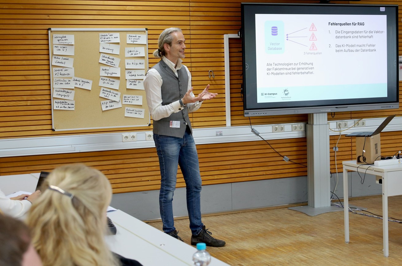 PD Dr. Malte Persike, Wissenschaftlicher Leiter des Centers für Lehr- und Lernservices (CLS) der RWTH Aachen, hält beim diesjährigen Tag der Lehre des IZL einen Impulsvortrag. Bild: IZL/Universität Koblenz