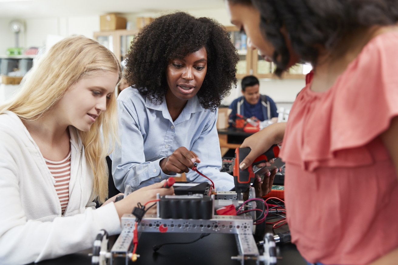 Die Schnupperausbildung des Ada-Lovelace-Projekts richtet sich an Realschülerinnen der Klassen 8 und 9 und an alle Abiturientinnen der MSS 11 und 12. Bild: Colourbox