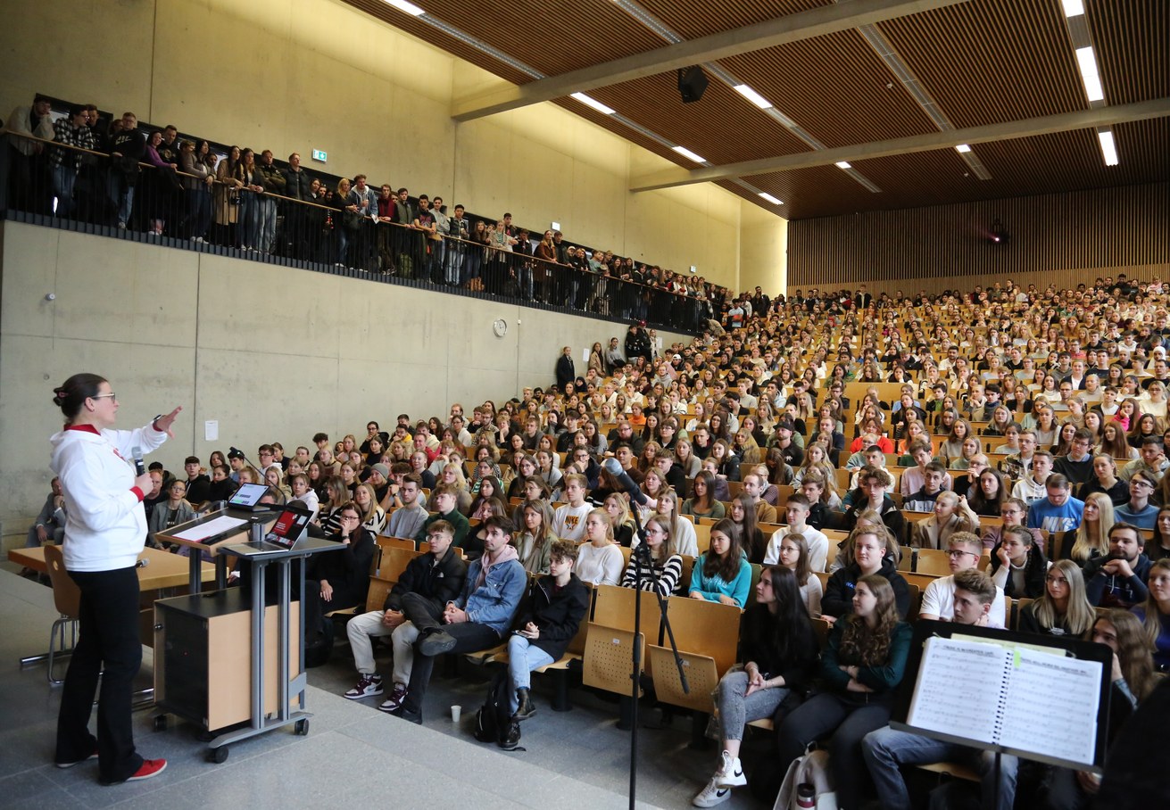 Prof. Dr. Constanze Juchem-Grundmann, Vizepräsidentin für Studium und Lehre, bei der Begrüßung der Studierenden an der Universität Koblenz. Bild: Universität Koblenz / Christoph Asche