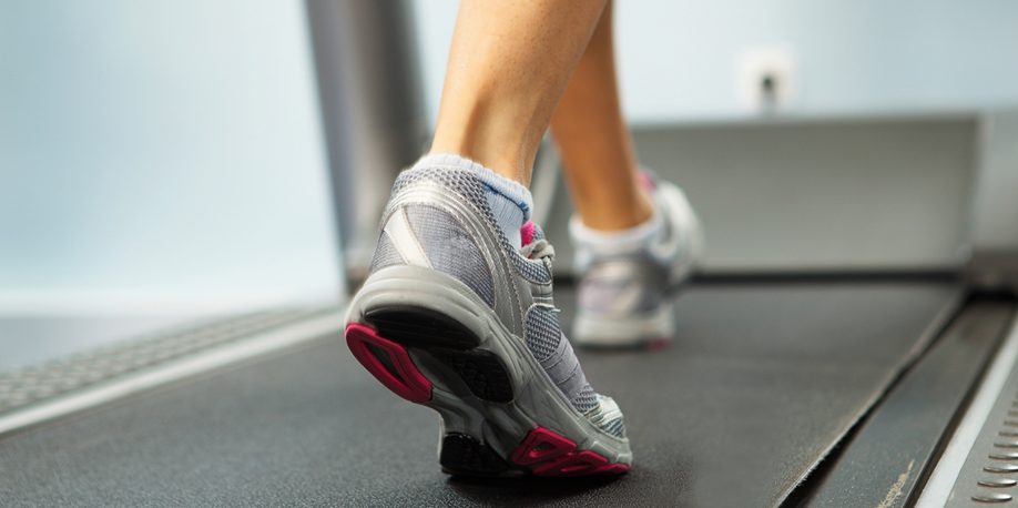 Forscher der Universität Koblenz simulieren in einem neu eröffneten Biomechanik-Labor Stolperereignisse, die individuell auf die Gangart und das Alter der teilnehmenden Person eingestellt sind (Symbolbild). Bild: Canva