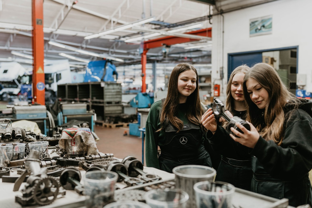 Im Rahmen des „MINT-Tandems“ sammeln Schülerinnen gemeinsam praktische Erfahrungen in einer Koblenzer Mercedes-Benz-Niederlassung für Nutzfahrzeuge. Foto: Daimler Truck AG und Ada-Lovelace-Projekt Standort Universität Koblenz