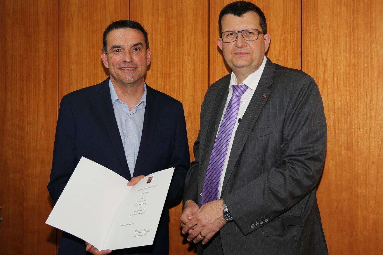 Der neue Honorarprofessor Dr. Wolfgang Woelk (li.) hat die Ernennungsurkunde vom Universitätspräsidenten Prof. Dr. Stefan Wehner erhalten. Bild: Universität Koblenz / Kristine Schulz