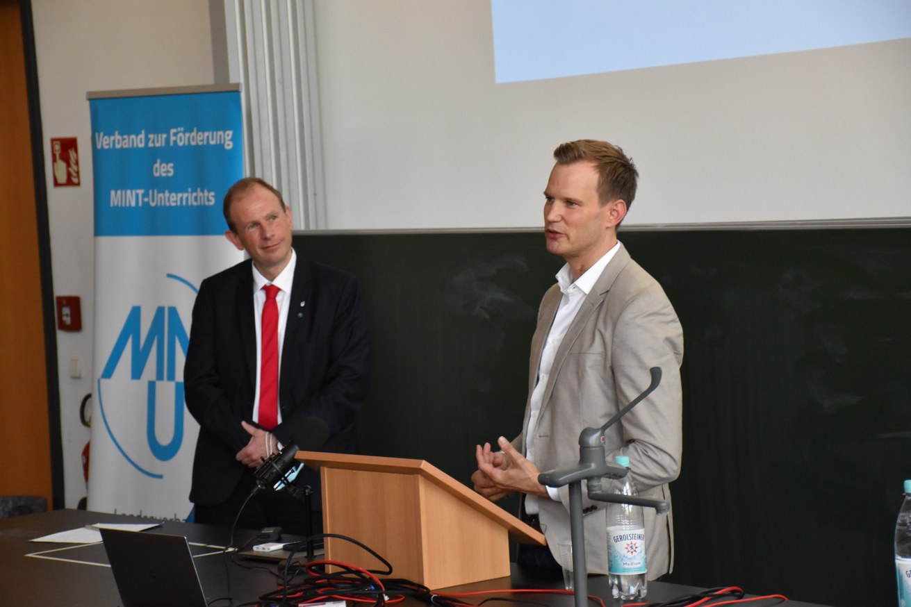 Den Festvortrag des ersten Kongressteils hielt Prof. Dr. Hendrik Streeck (re.). Die Diskussion mit den Teilnehmenden wurde vom Vorstandsvorsitzenden Dr. Alexander Hug (li). von der Universität Koblenz moderiert. Bild: Oliver Seeberger, MNU e. V.