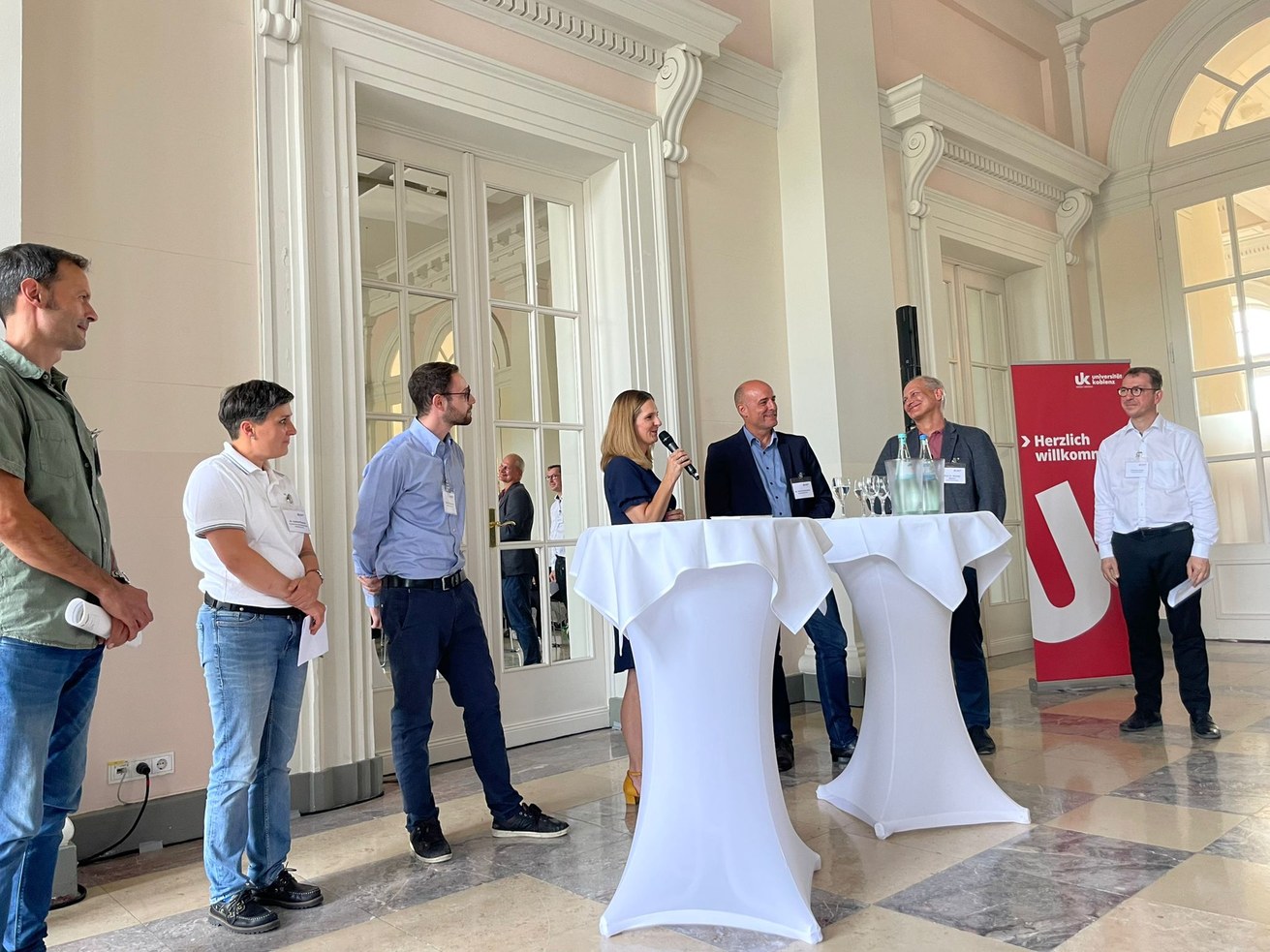 Die VertreterInnen der Tandemprojekte stellen sich vor (v.l.n.r): Oliver Euskirchen (Waldökostation Koblenz), Dr. Nadine Pietzko (Vereins Freunde des Tierschutzfestivals Mittelrhein e.V.), Dennis Feldmann (Geschäftsführer von Feldmann Services eK), Dr. Miriam Voigt (Moderation; Transferteam der Uni Koblenz), Dr. Peter Ferdinand (Leiter des Instituts für Wissensmedien an der Universität Koblenz), Prof. Dr. Michael Klemm (Professor für Medienwissenschaft am Institut für Kulturwissenschaft), Christian Jeub (Leiter der Universitätsmusik)