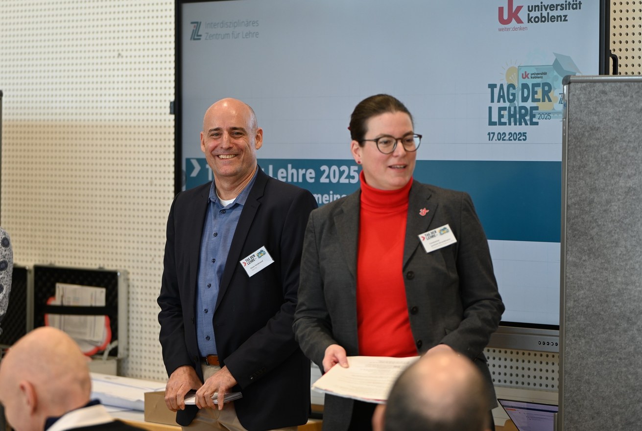 Opening the first Day of Teaching at the University of Koblenz: Prof. Dr Constanze Juchem-Grundmann, Vice President for Academics and Teaching, and Dr Peter Ferdinand, Managing Director of the Interdisciplinary Centre for Teaching (IZL). Image: University of Koblenz/Christoph Asche